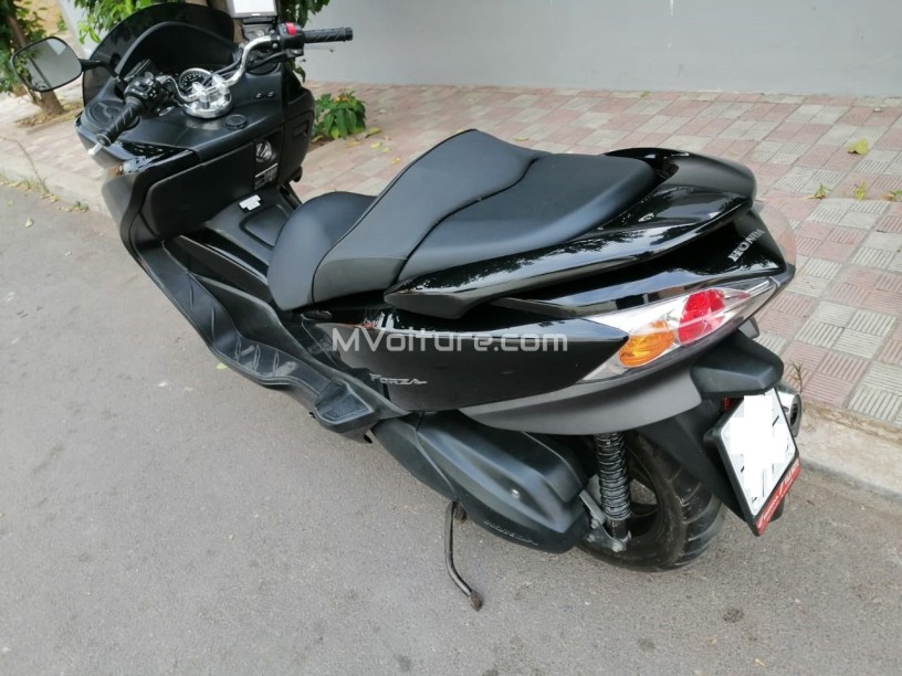 motocycle-honda-forza-300-smart-en-parfaite-etat-big-2